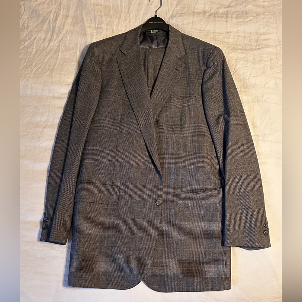 Good condition, no issues. Plenty of length in the legs to tailor up or down.